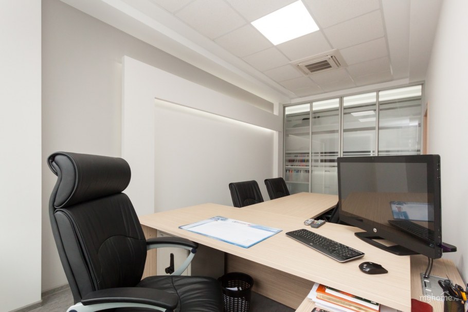 Офис в серо бежевых тонах