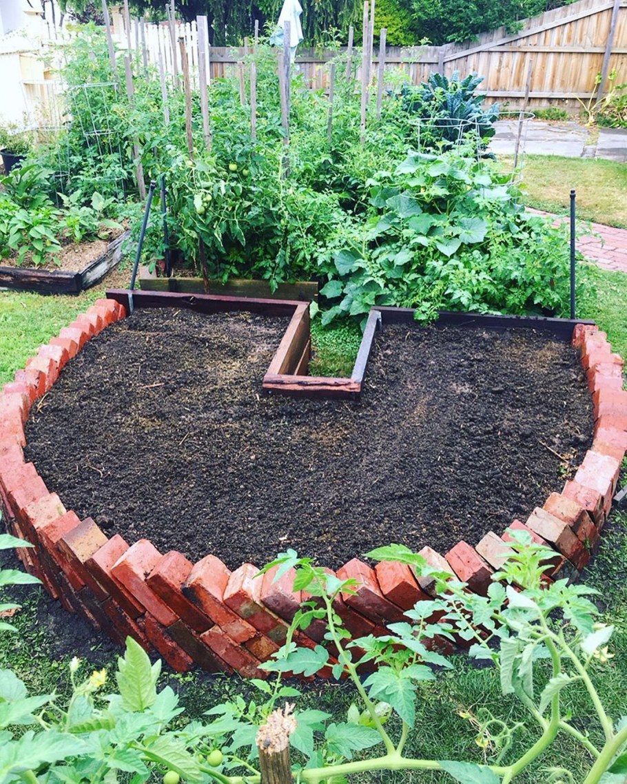 Ограждение для грядок из кирпича