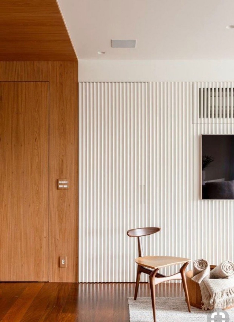 Серые рейки на стене