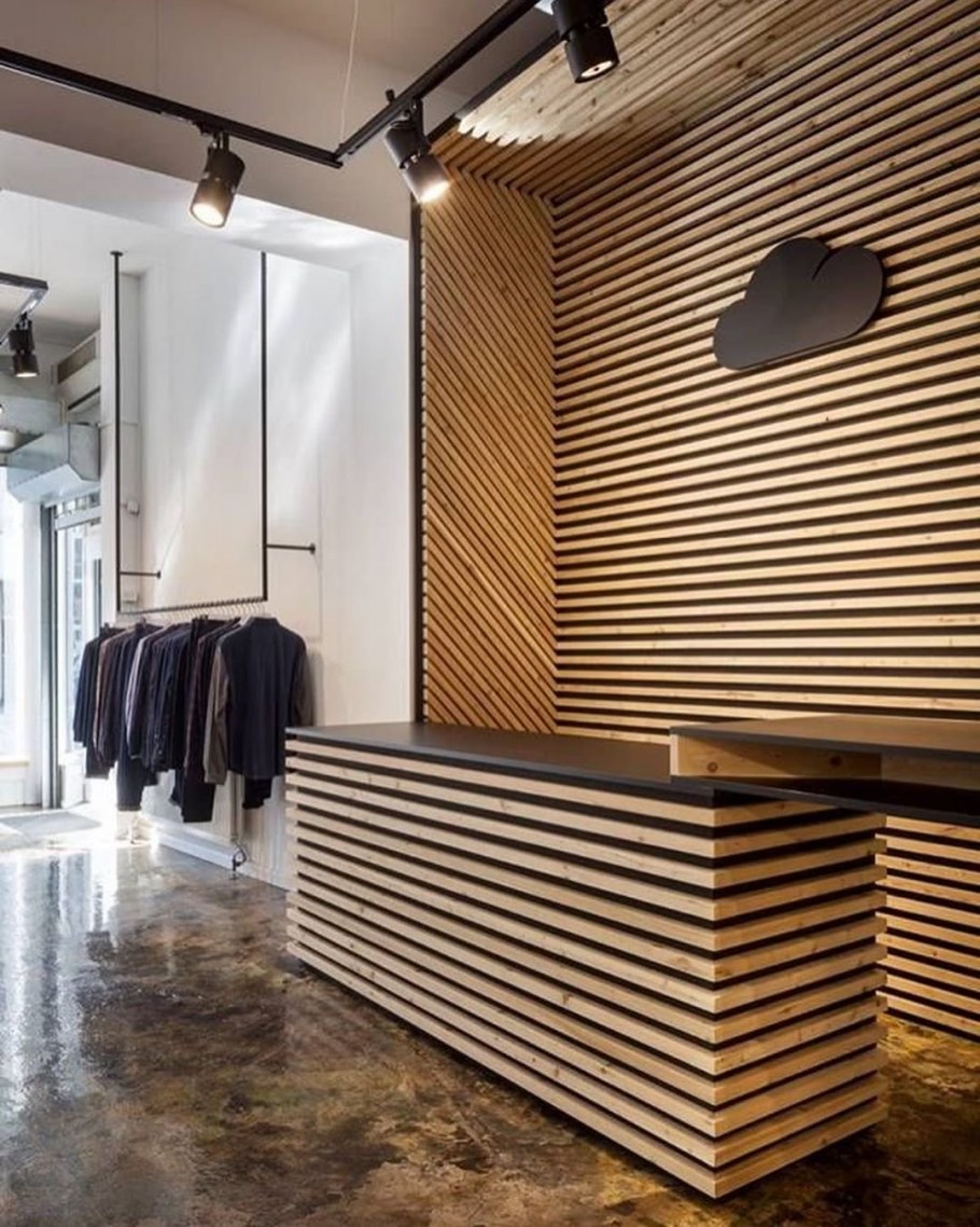 Дерево в интерьере магазина