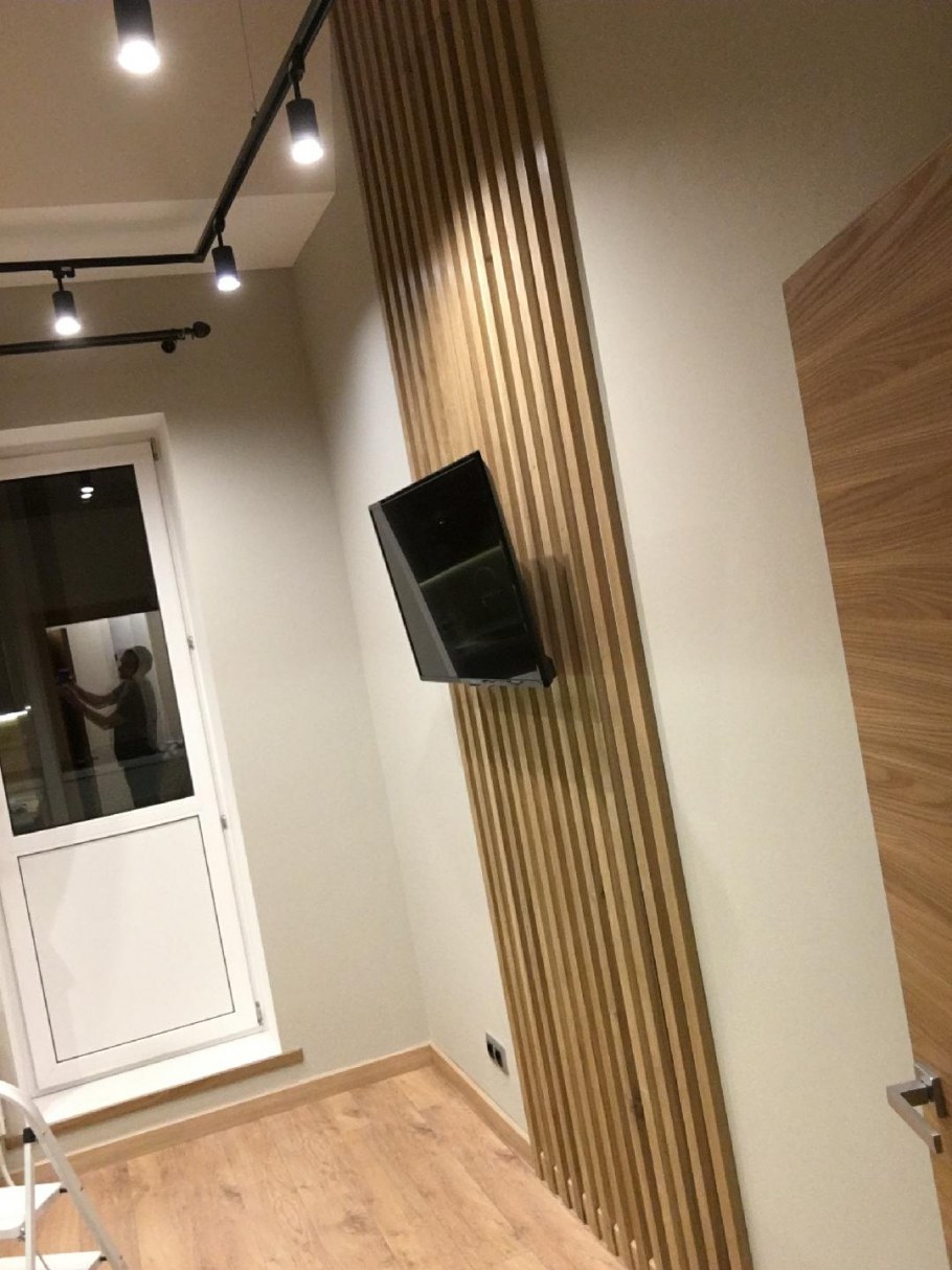 Рейка в интерьере стен окрашенная