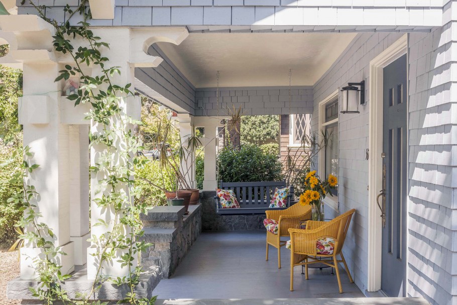 Веранда с цветами в частном доме