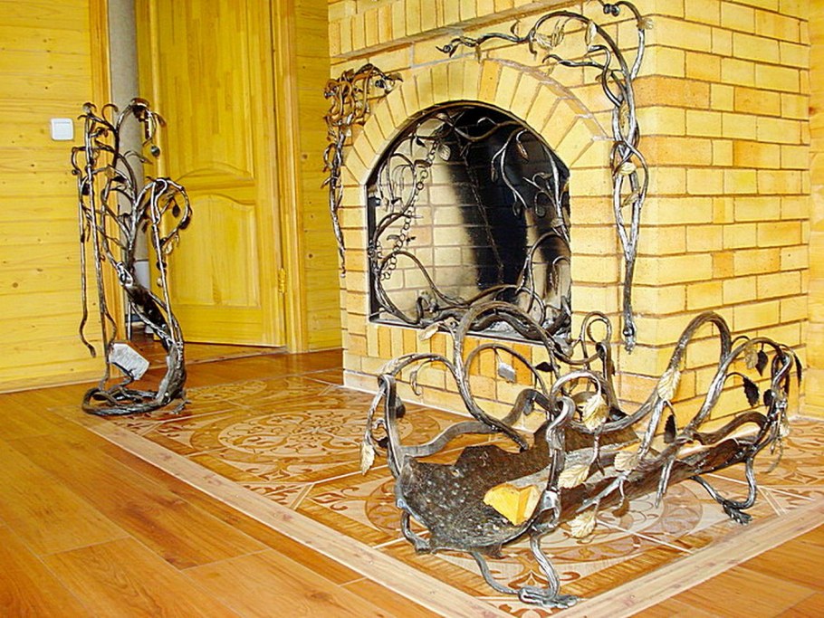 Необычные кованые столы