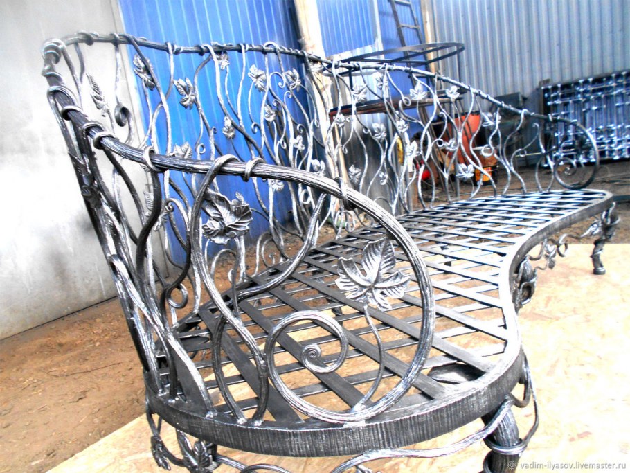 Кованая скамейка в прихожую