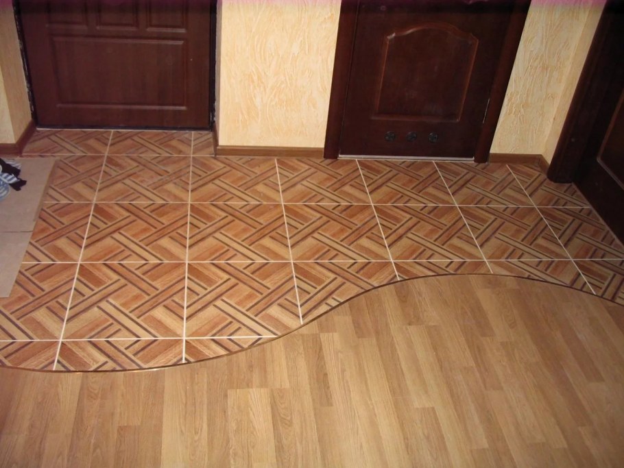 Плитка и ламинат в прихожей