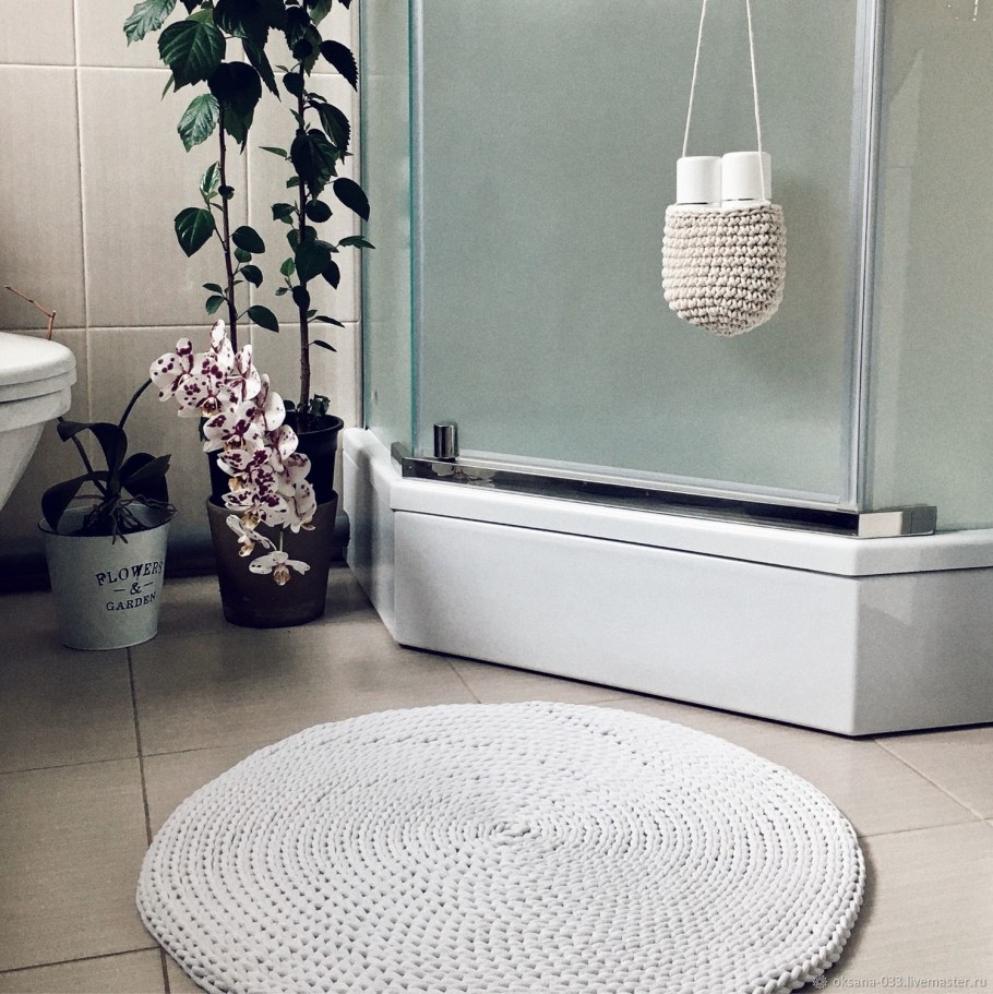 Вязаный коврик в ванную комнату