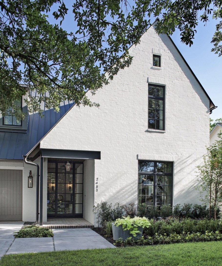 Дом из белого кирпича