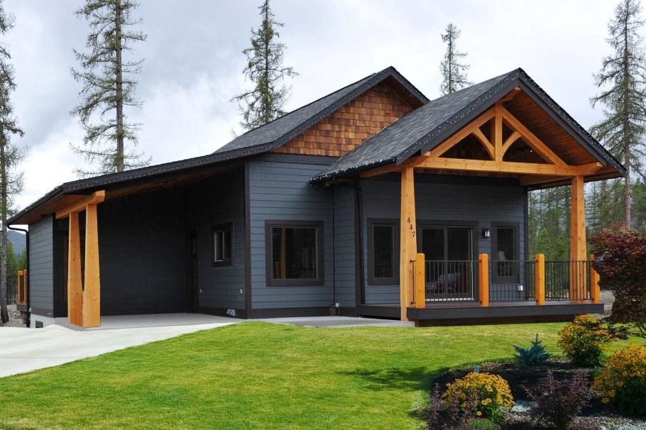 Черный одноэтажный дом