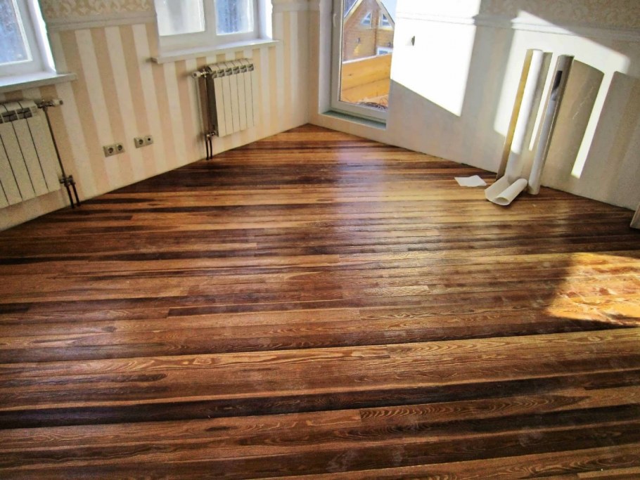 Доска пола из лиственницы в интерьере