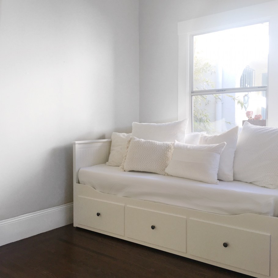 Hemnes ХЕМНЭС каркас кровати-кушетки с 3 ящиками белый 80x200 см в интерьере