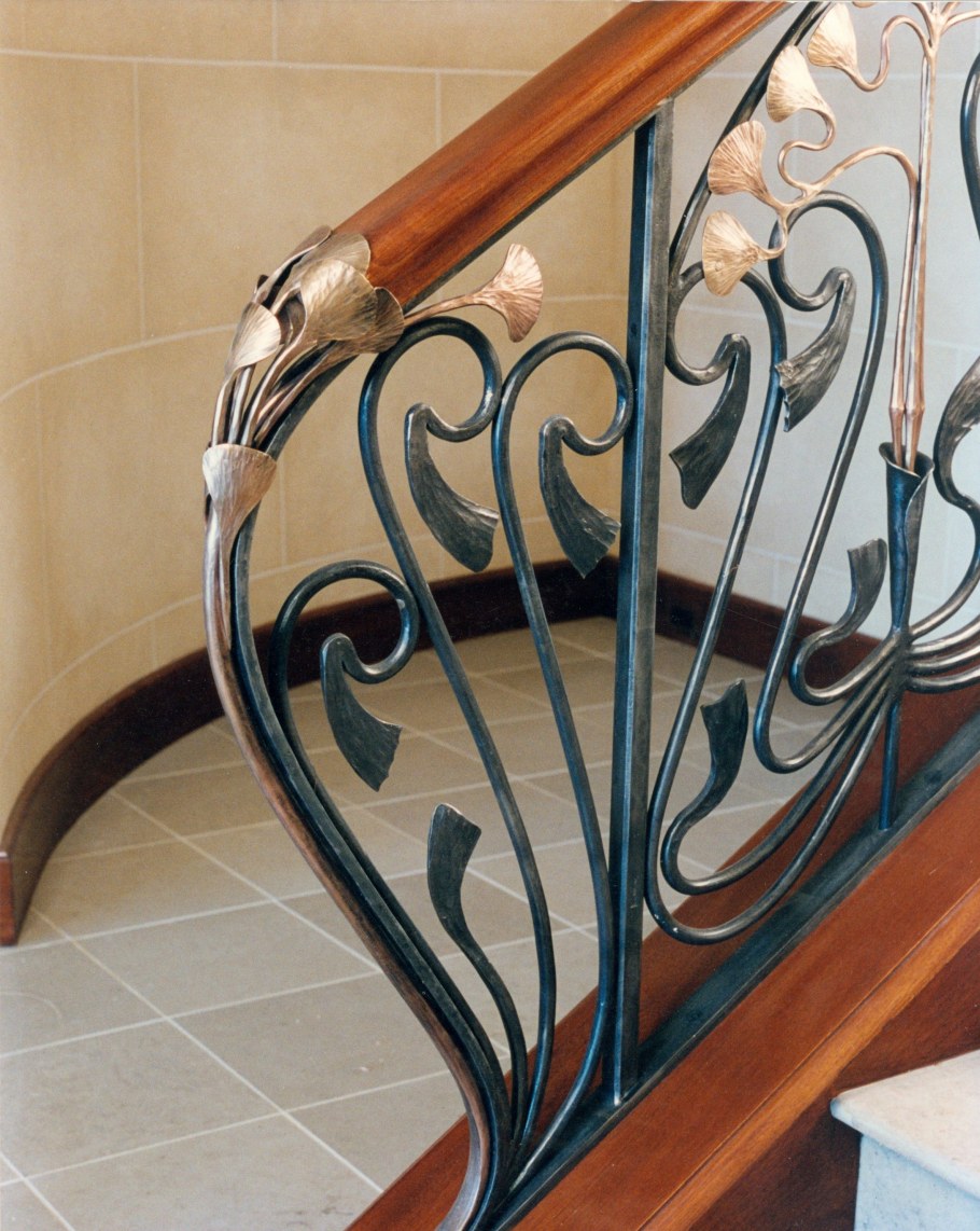 Отделка стен в холле