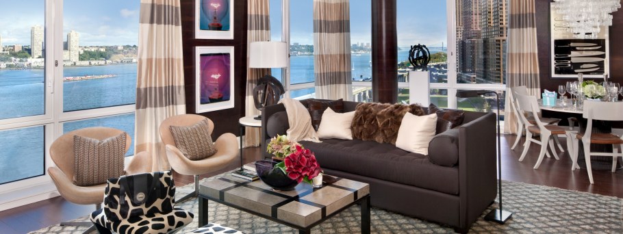 Фотообои на стену в интерьере гостиной