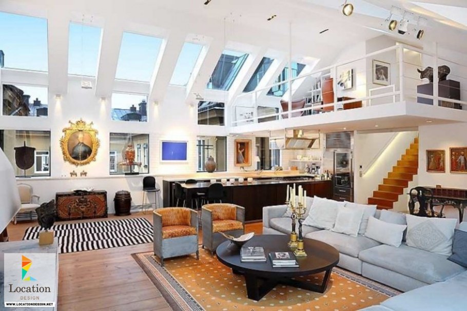 Большая гостиная с высоким потолком