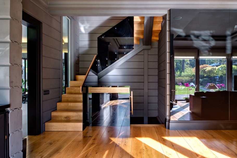 Деревянная двухэтажная дача