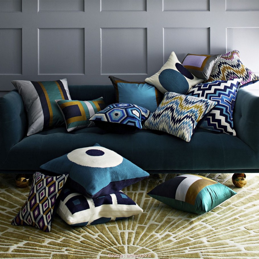 светлый диван с яркими подушками