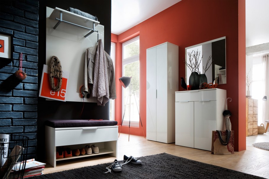 Прихожая в коричнево-бежевых тонах