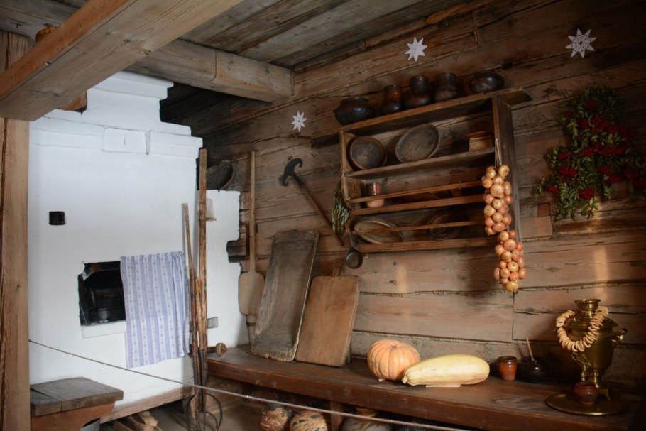 Интерьер русской избы с печкой