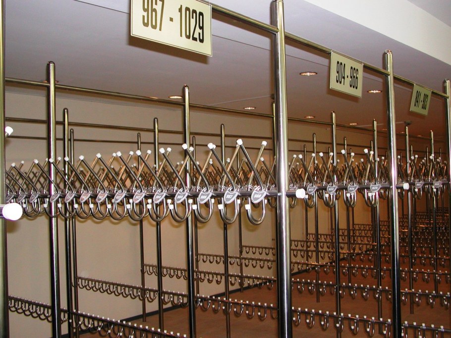 Вешалки из нержавейки для гардероба