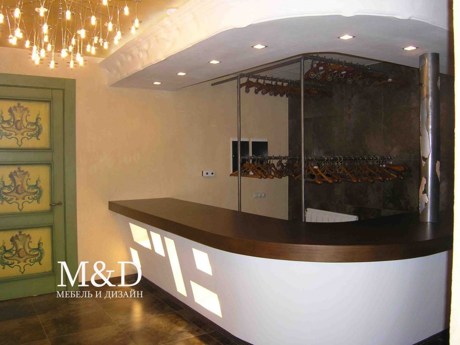 Гардеробная стойка для кафе