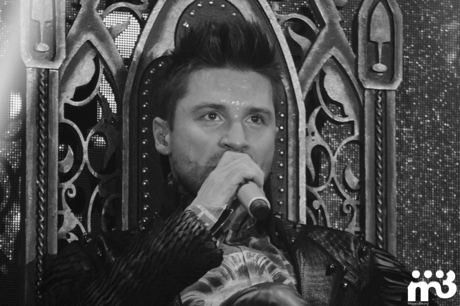 Сергей Лазарев в пальто