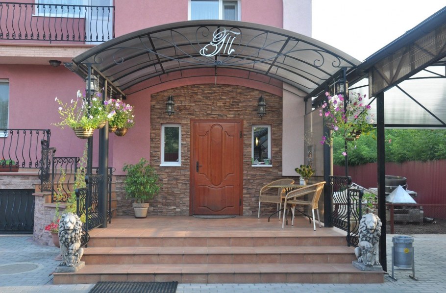 Красивое крыльцо с навесом