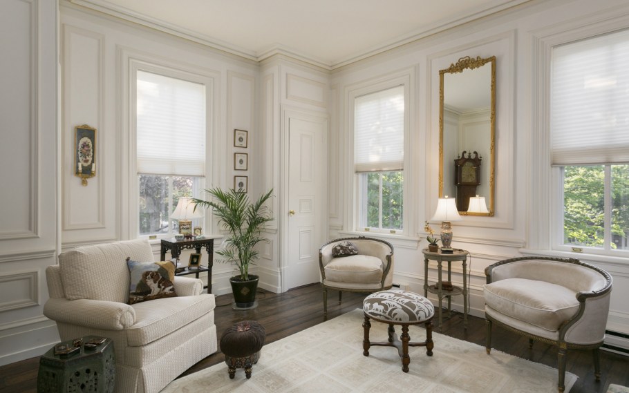 Гостиная в классическом стиле в светлых тонах