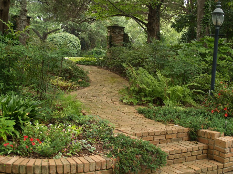 Извилистая тропинка в саду ландшафт