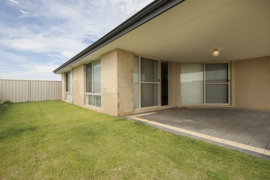 Гараж с большими окнами