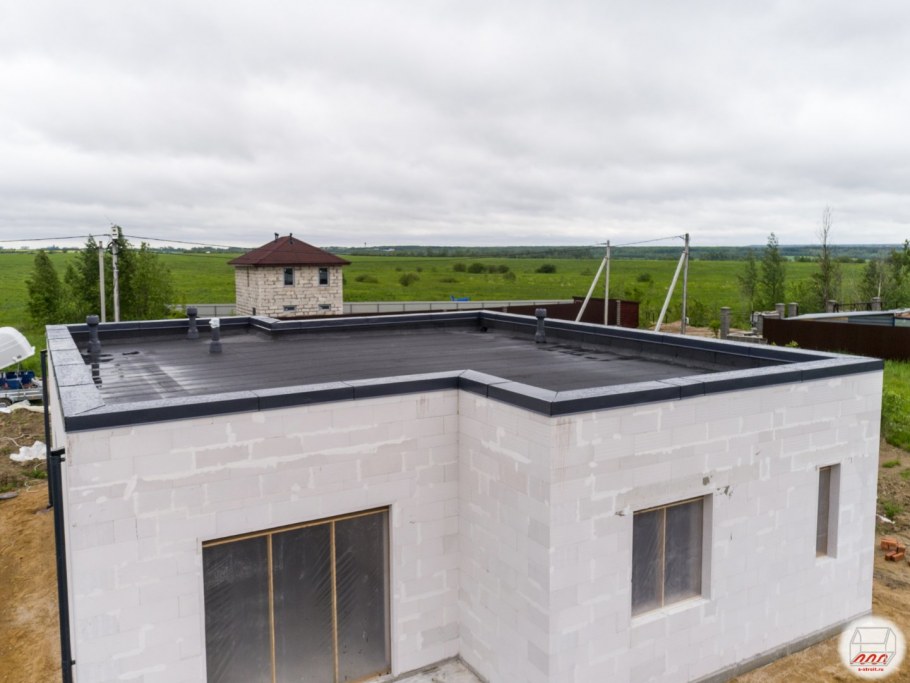 Одноэтажный дом с плоской эксплуатируемой крышей 180 м2