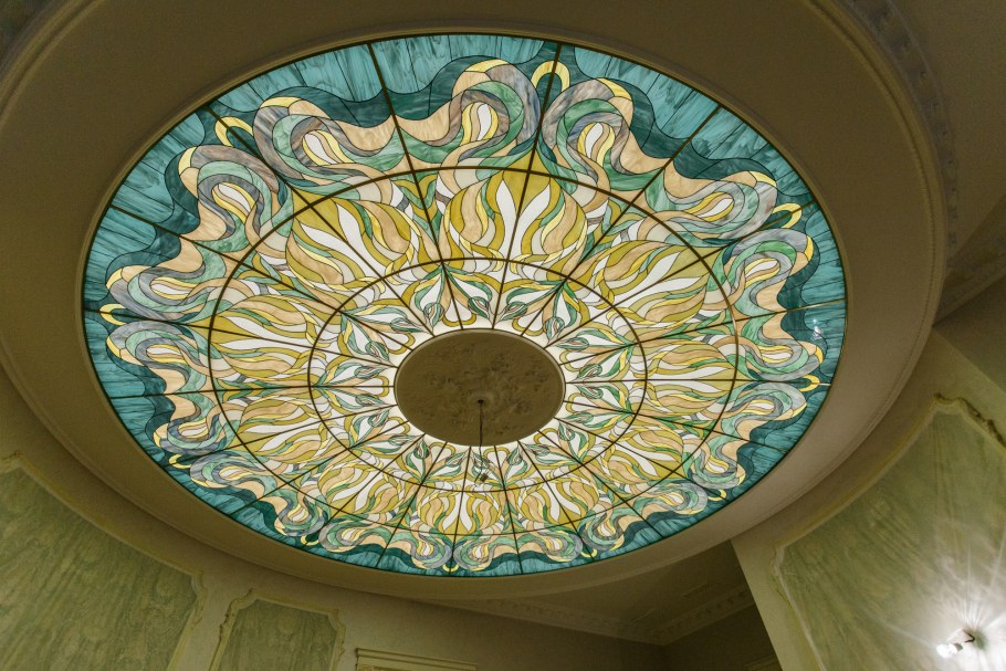Витраж на потолке