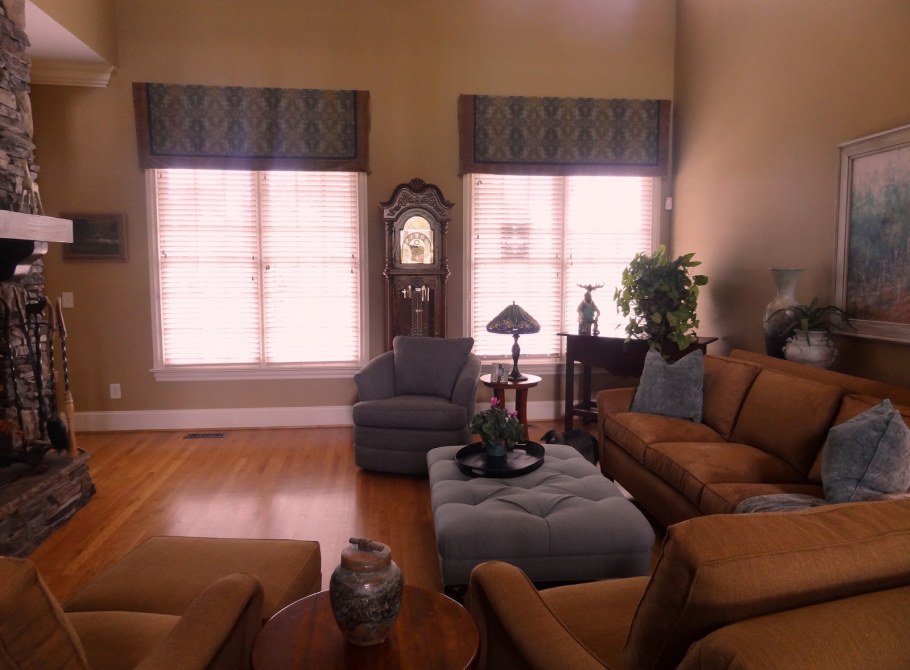 Гостиная с маленькими окнами