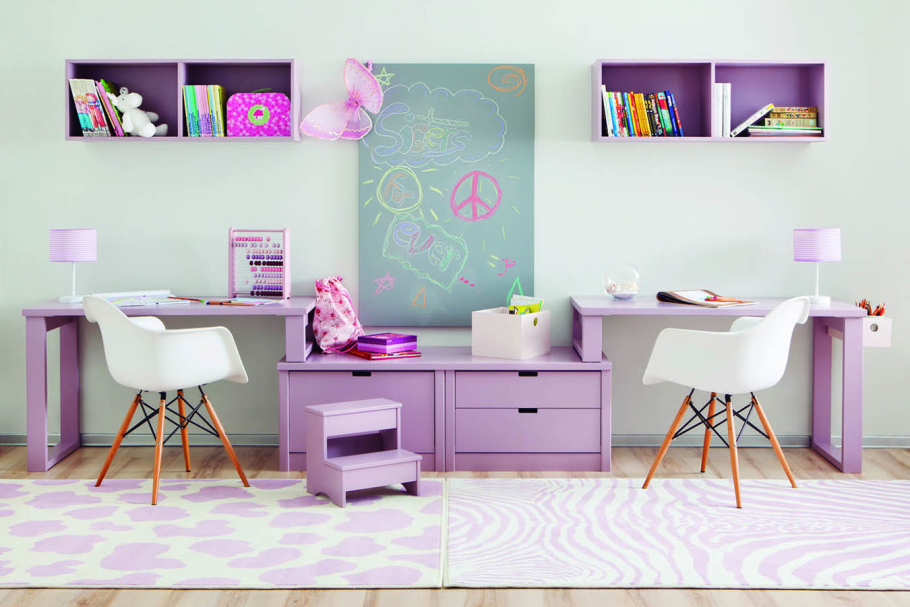 Стол в интерьере детской