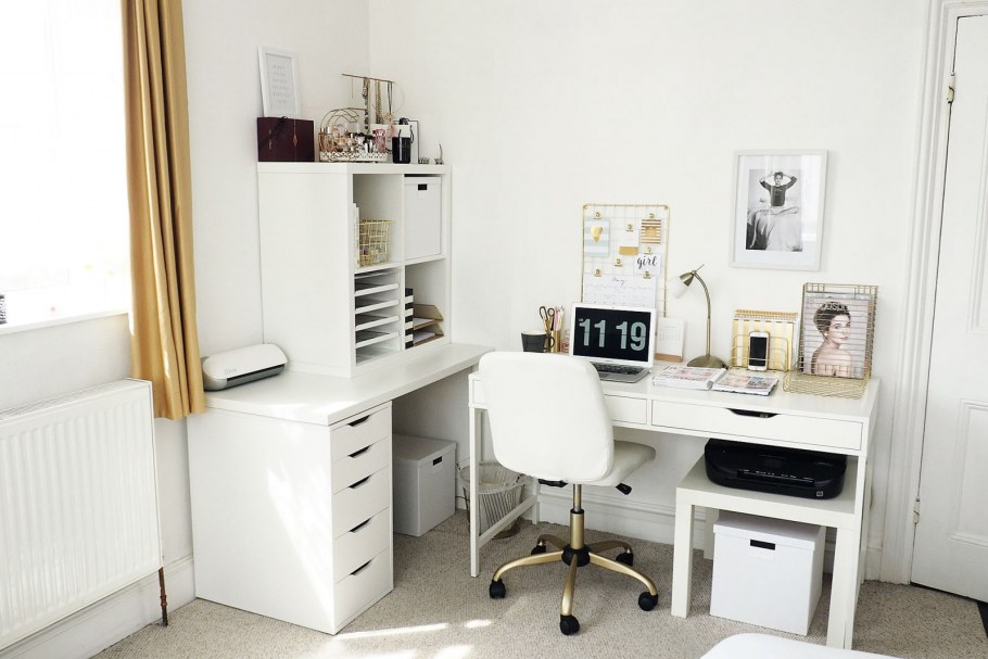 Рабочее место в комнате подростка