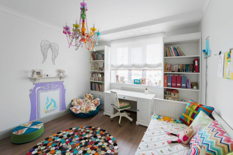 Рабочая зона в детской комнате для девочек