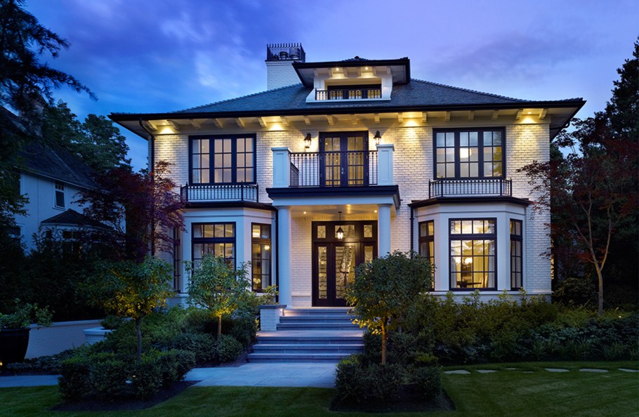 Красивый двухэтажный дом