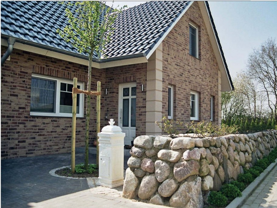 Дом обшитый камнем