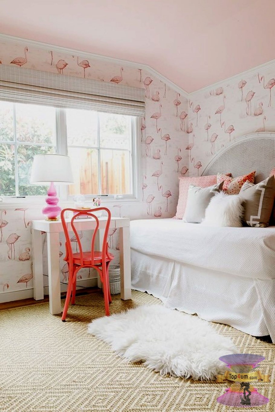 Розовая детская комната интерьер
