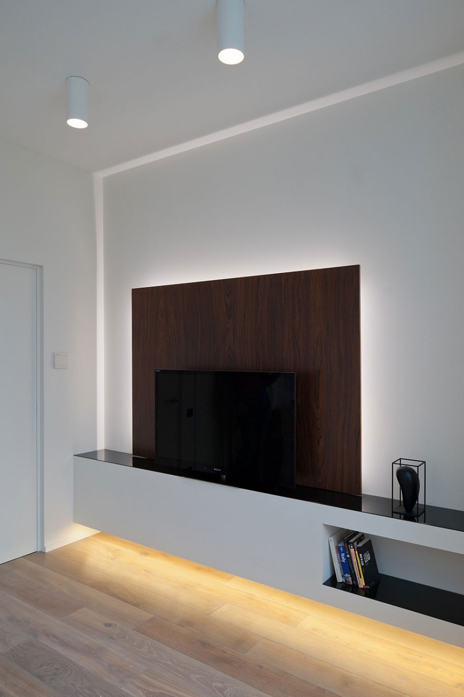 Подсветка стены с телевизором