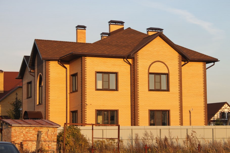 Желтый кирпичный дом