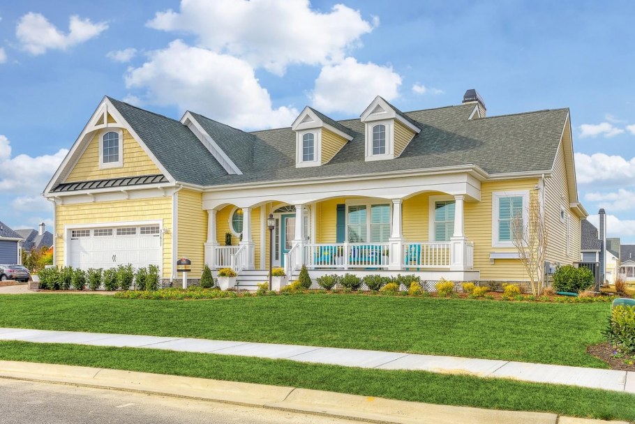 Дом желтый с белым