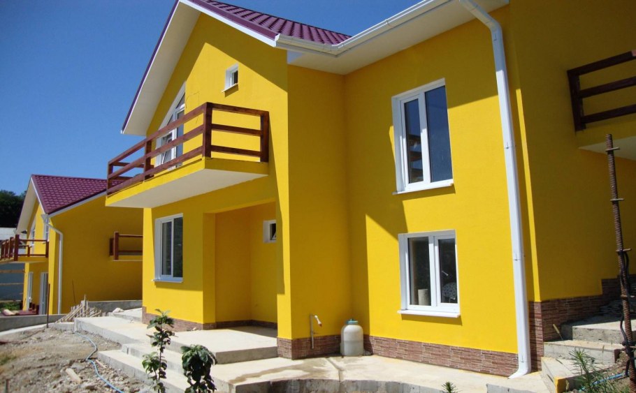 Покраска фасада дома в желтый цвет