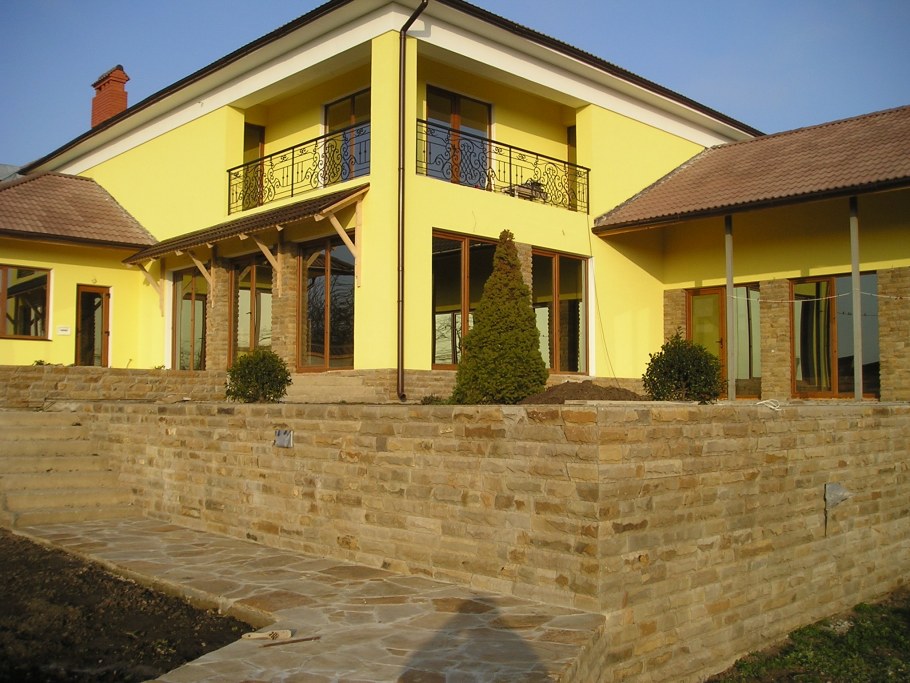 Желтый дом с отделкой камня