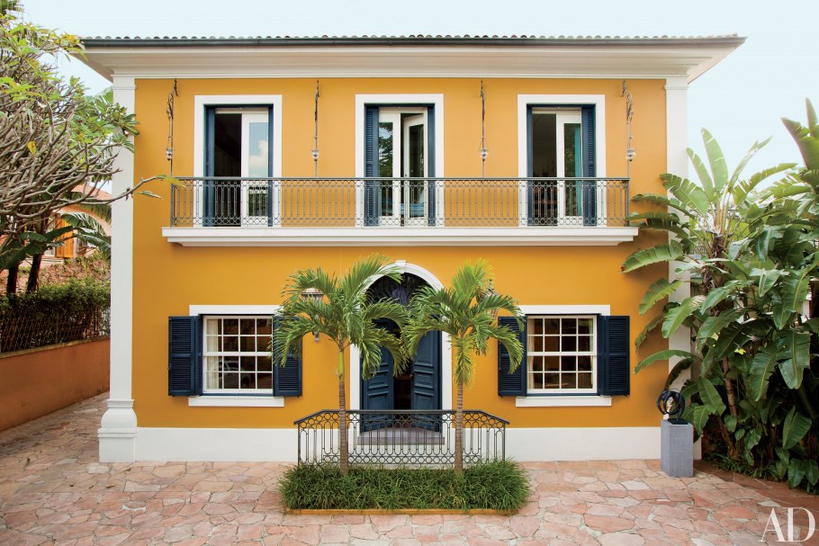 Желтый фасад дома