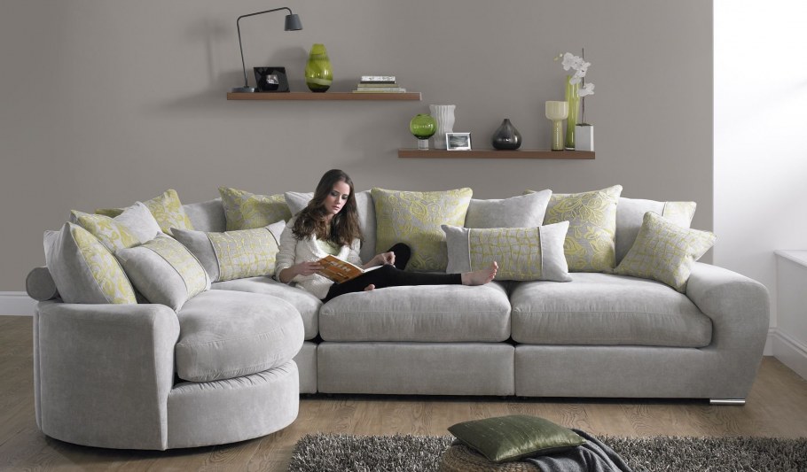 Красивый небольшой диван