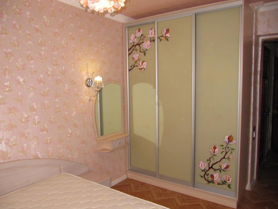 Маленький встроенный шкаф купе в спальню