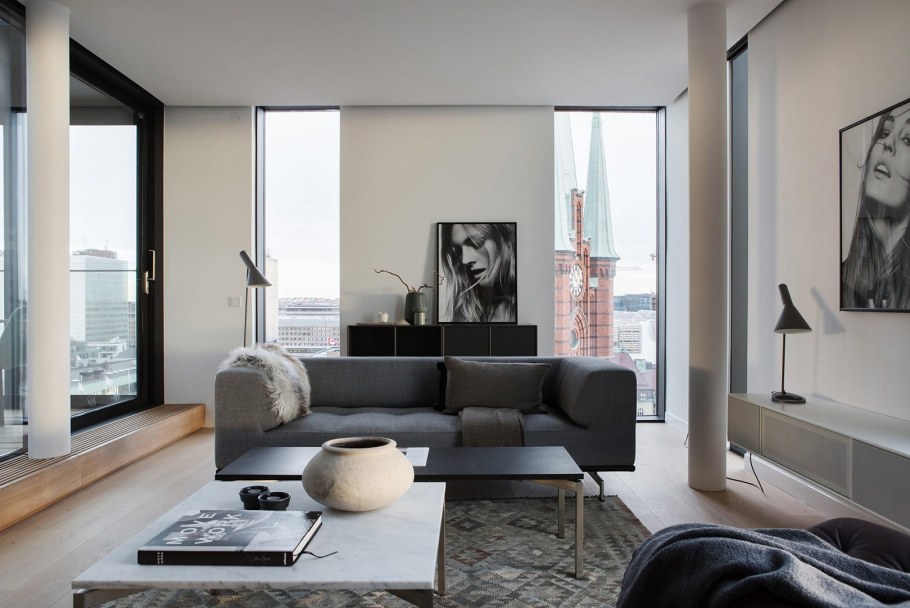Гостиная в минималистическом стиле с окнами
