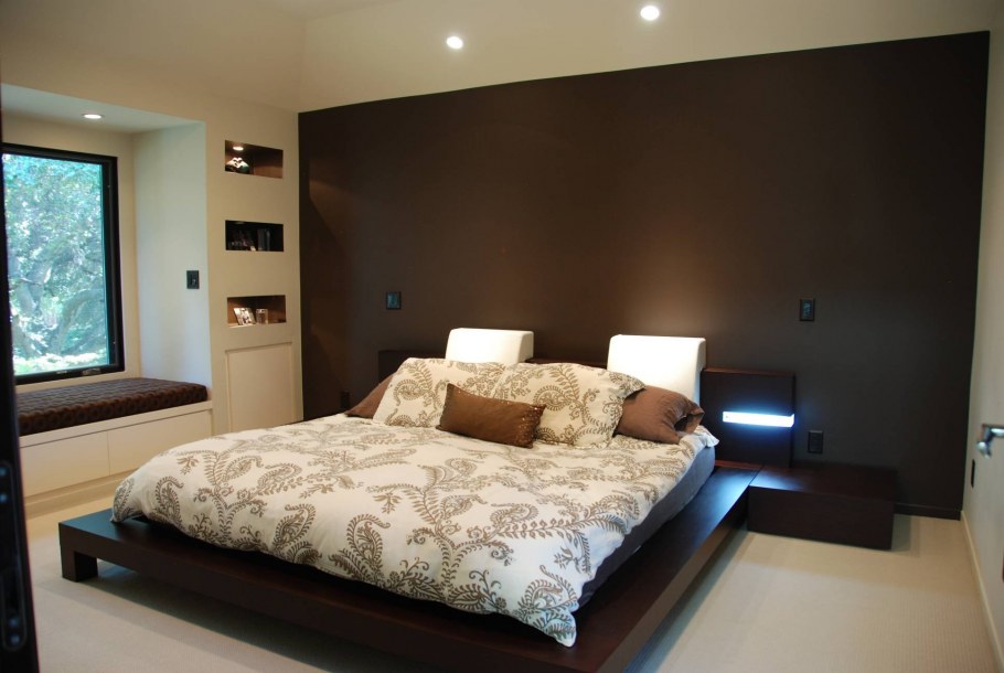 Коричневые стены в спальне