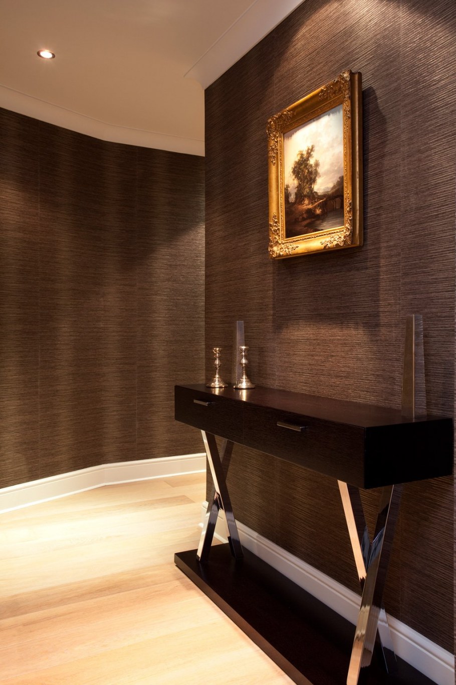 Коричневые стены в интерьере