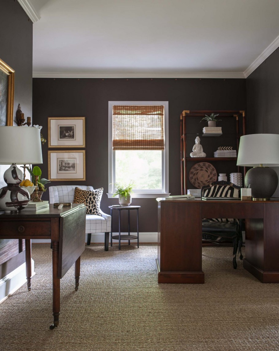 Коричневые стены в кабинете