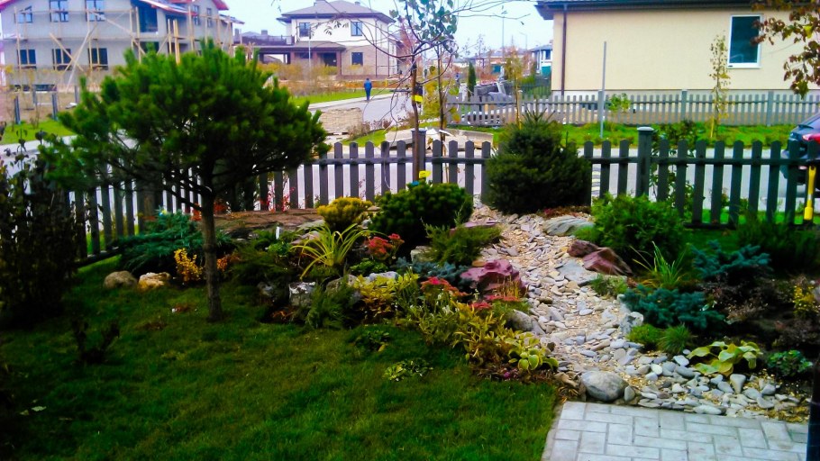 Альпинарий своими руками на горочке вдоль забора